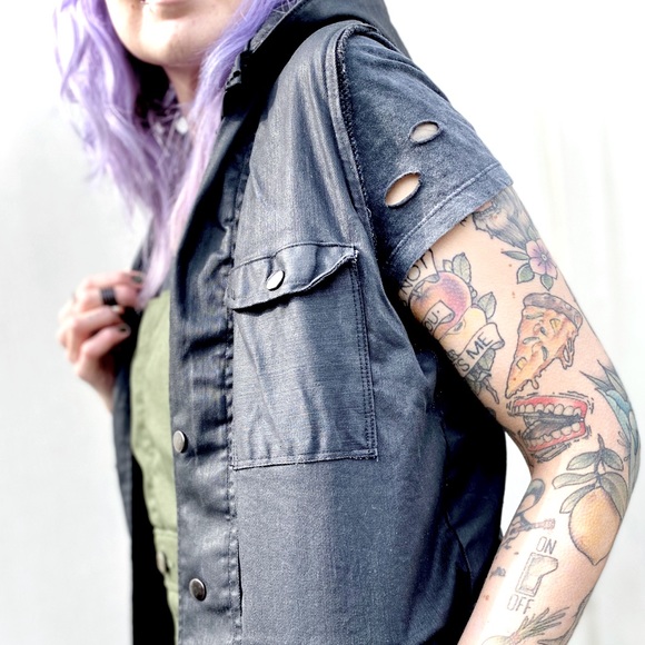 🦊 FOX & VIXEN || HANDMADE VINTAGE || Unisex Black Vest with Detachable Hood - Picture 5 of 16